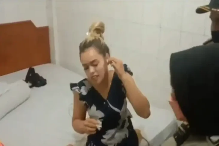 Pasangan Mesum Panik...