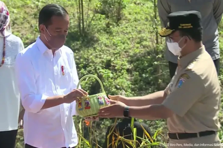 Jadi Orang Pertama yang...