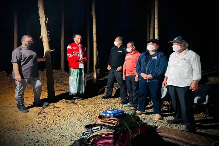 Pakai Sarung dan Jaket...
