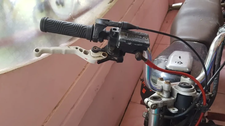 Minyak Rem Motor, Komponen...