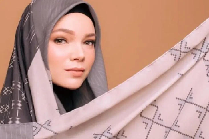 Cerita Hijrah Dewi Sandra,...