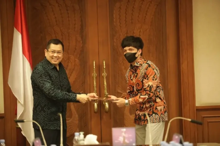 Hary Tanoe Tunjuk Atta...