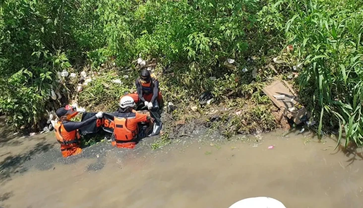 Terseret Banjir, Nenek...