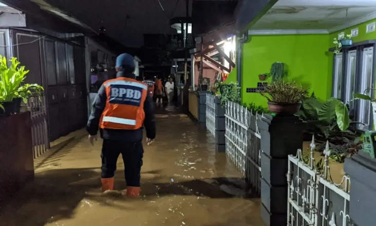 Banjir Rendam Ratusan...