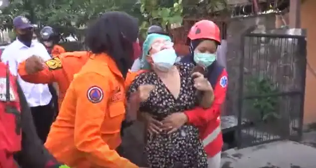 Histeris! Nenek Karunia...
