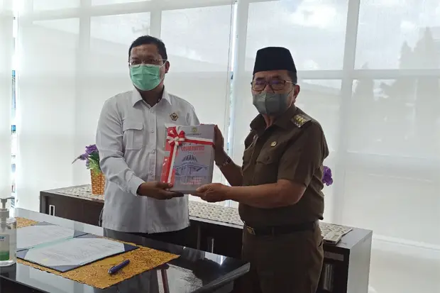 Wali Kota Palopo Serahkan...