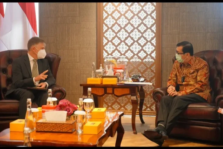 Di Hadapan Menkumham,...