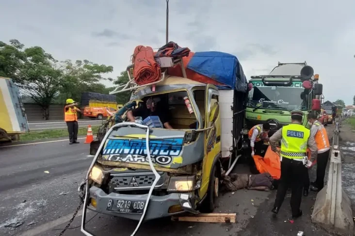 3 Truk Tabrakan Beruntun...