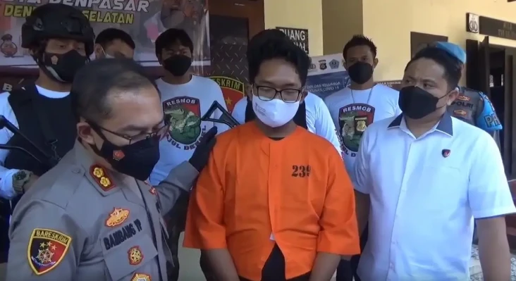 Begal Payudara di 17...