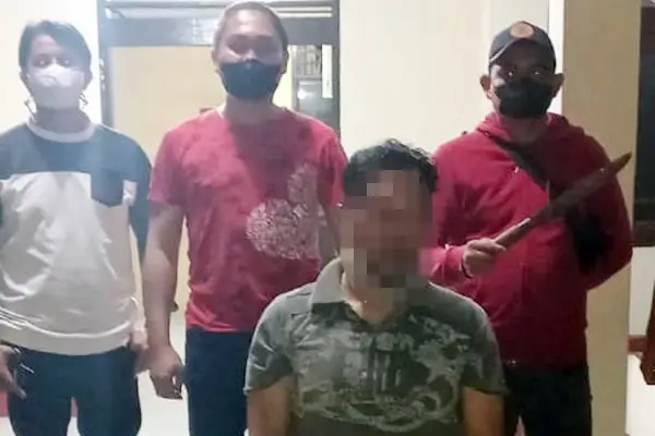 Ancam Warga dengan Pisau,...