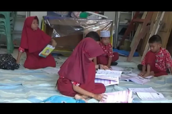 Tak Miliki Ruang Kelas,...