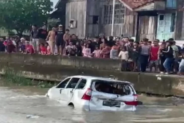 Diamuk Massa dan Diceburkan...