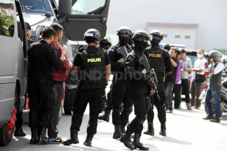 Densus 88 Tangkap 4...