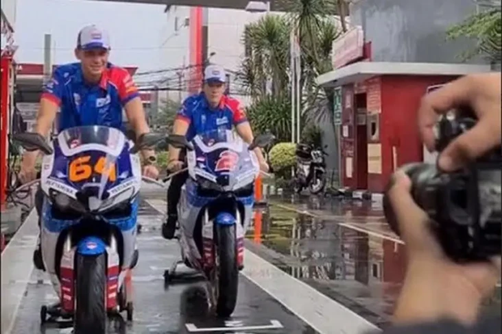 Konvoi di Jalanan Jakarta,...