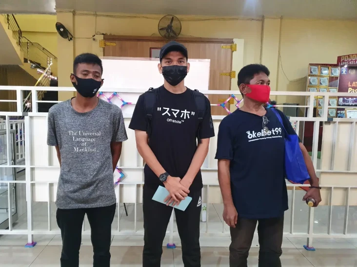 Terima Pembebasan Bersyarat,...