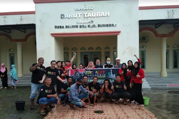 Lihat Aksi Seniman Musik...