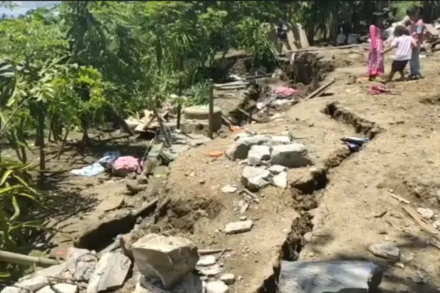 Tanah Ambles di Desa...