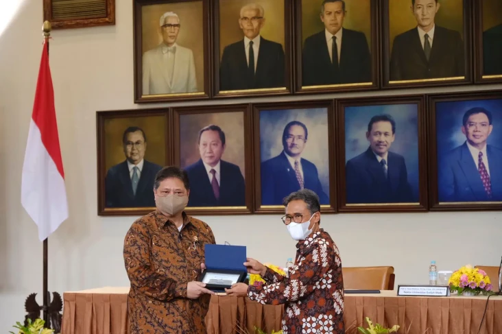 Dari Balai Senat UGM,...