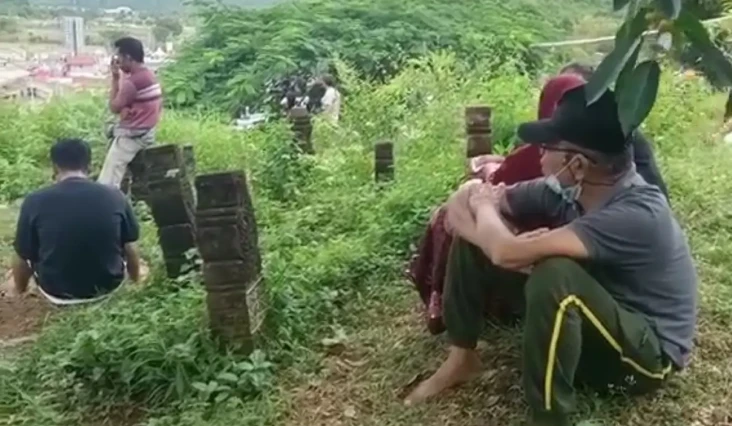 Warga Lombok Menonton...