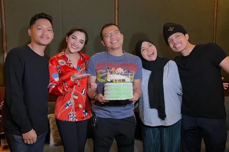 Rayakan Ultah Ke-52,...