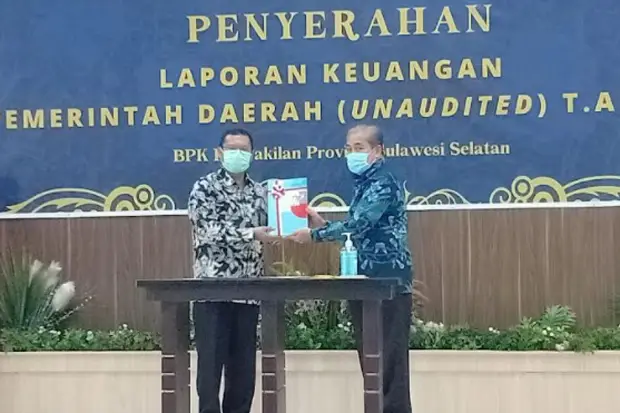 Bupati Sidrap Serahkan...