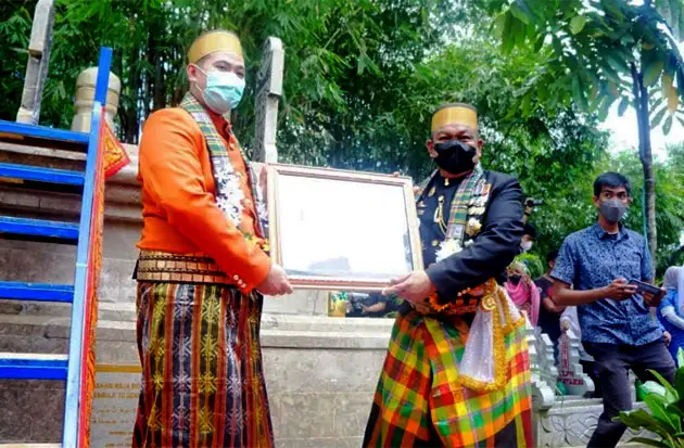 Bupati Fahsar Ziarah...