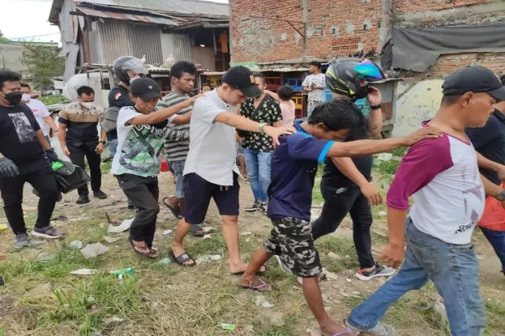 Kampung Boncos Digerebek,...