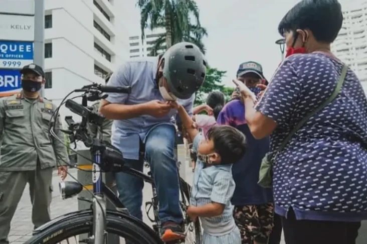 Momen Anies Cium Tangan...
