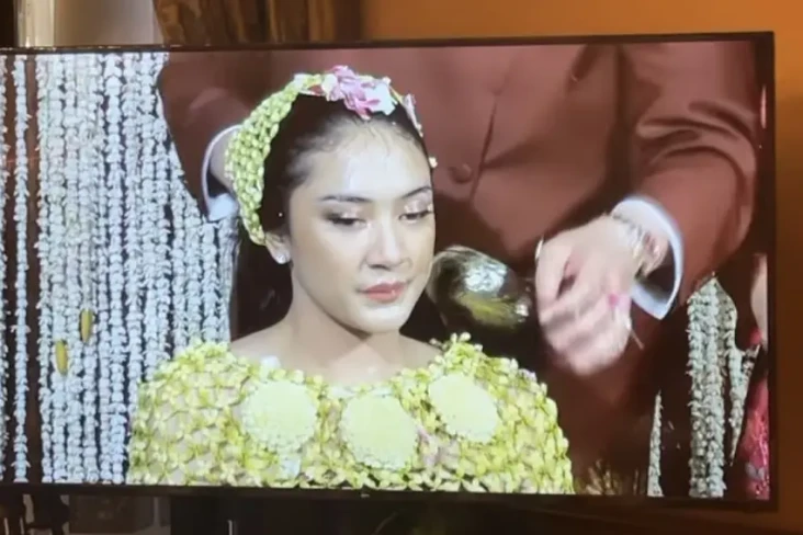 Putri Tanjung Gelar...