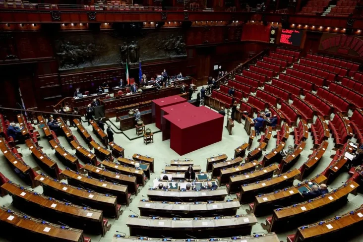 Politisi Italia Ingin...
