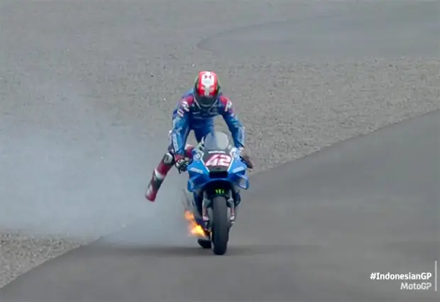 Motor Alex Rins Terbakar,...