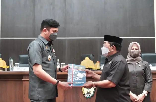 Penyerahan LKPj, Bupati...