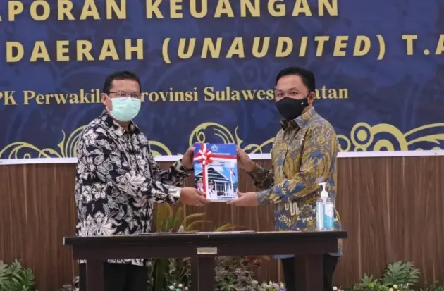 Bupati Bantaeng Serahkan...