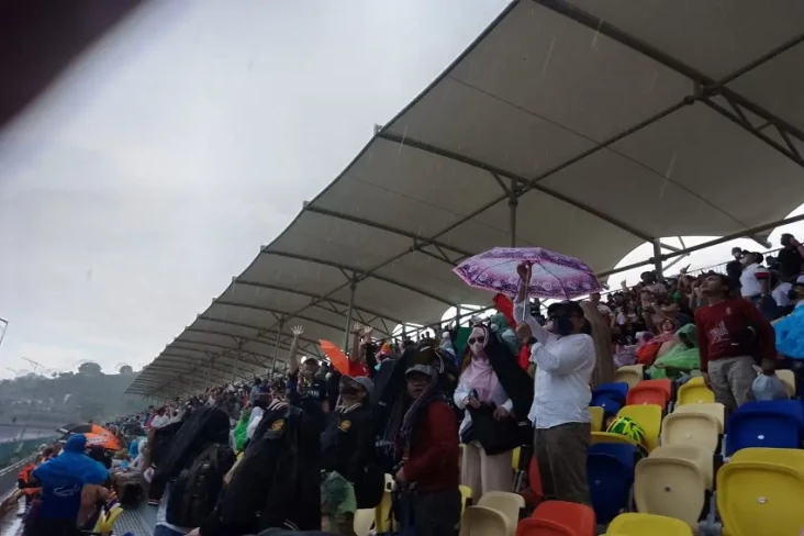 TGB Hujan-hujanan Nonton...