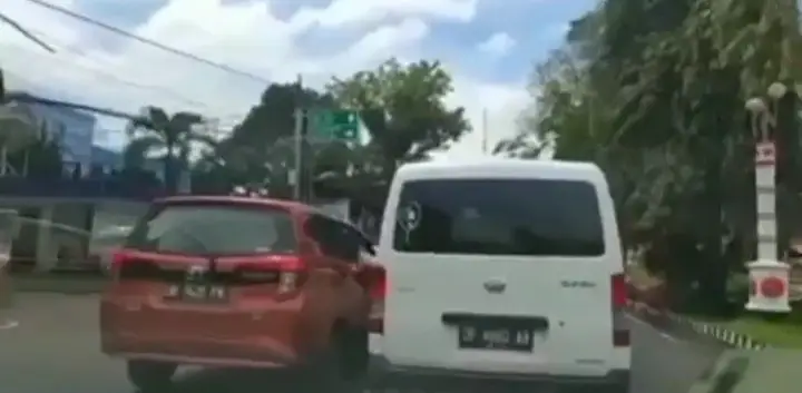 Viral! Ambulans di Manado...