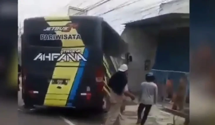 Bus Pariwisata Tabrak...