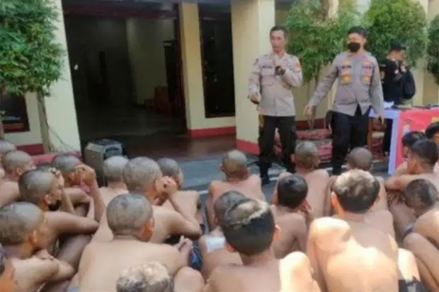 Berstatus Saksi, 30...