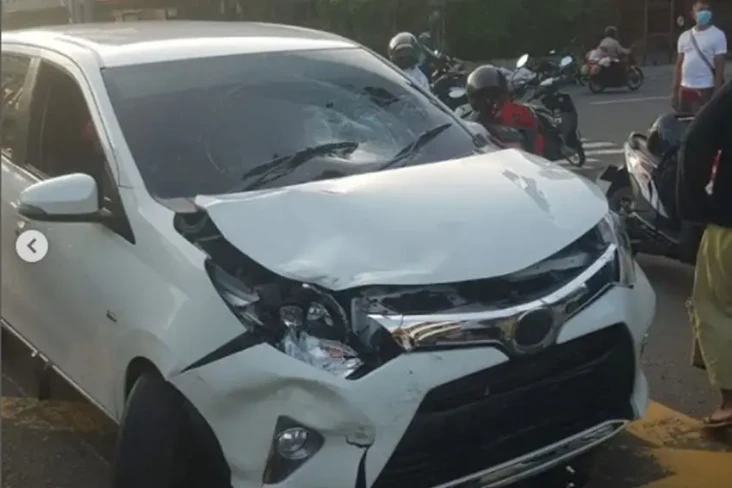 Mobil Tabrakan dengan...