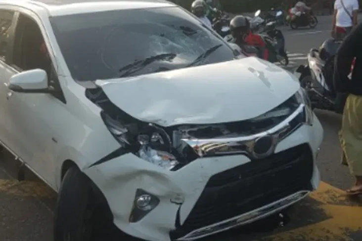 Tabrakan Mobil dengan...
