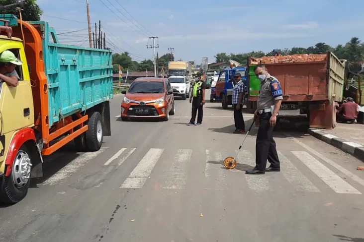 Truk Pengangkut Bata...