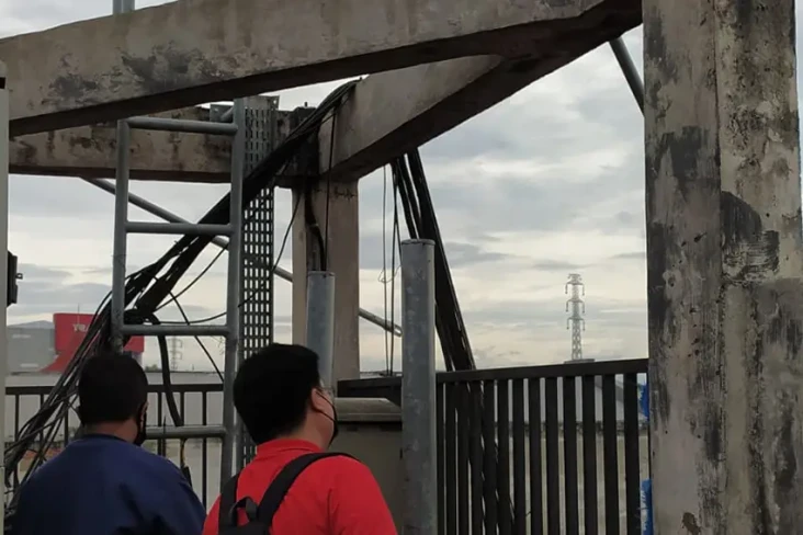 Tiang BTS Roboh Timpa...