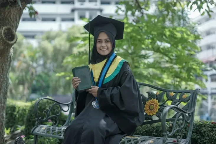 Anna, Wisudawan Terbaik...