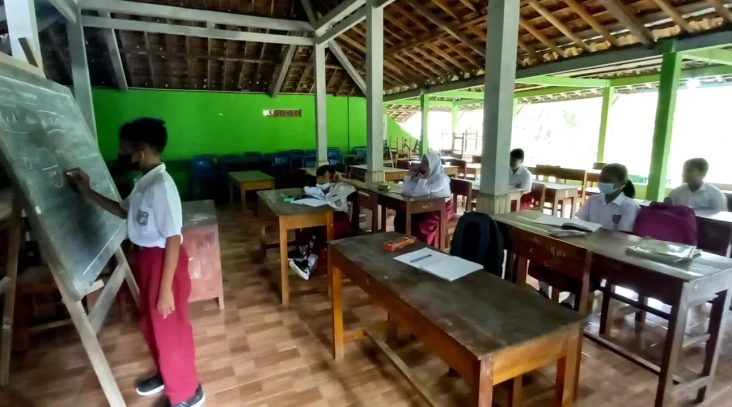 Bangunan Sekolah Tergusur,...