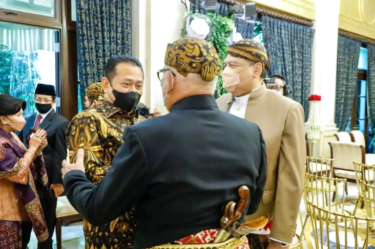 Hadiri Pernikahan Putri...