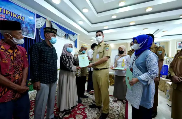 Bupati Pangkep Bagikan...