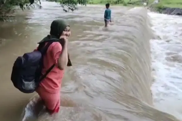 Aksi Heroik Bidan Desa...