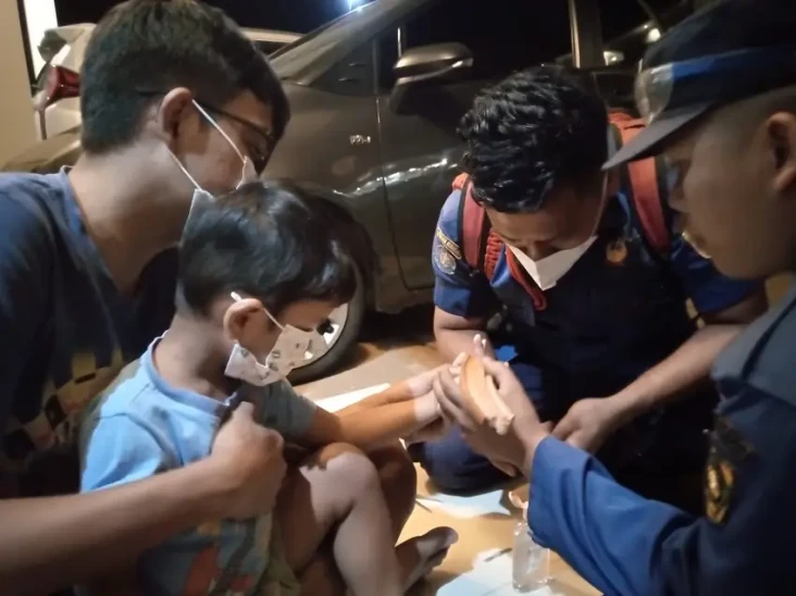 Haduh! Jari Bocah Terjepit...