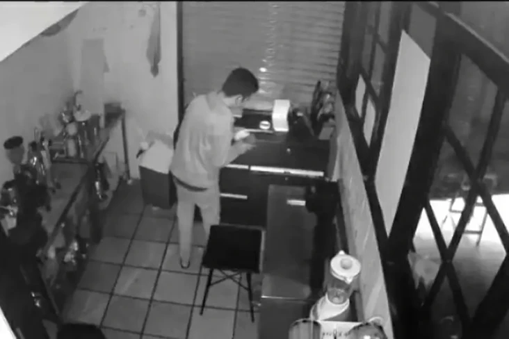 Kedai Kopi Dibobol Maling,...