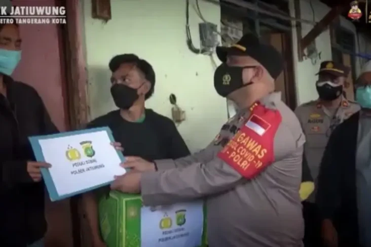 Pemuda Mencuri demi...