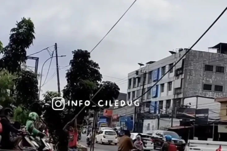 Kabel Menjuntai ke Jalan...